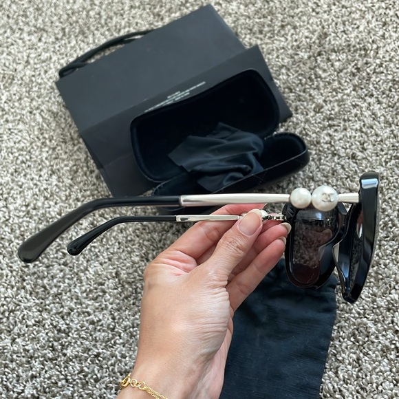 Chanel Pearl Logo Butterfly Sunglasses Black - Picture 13 of 17